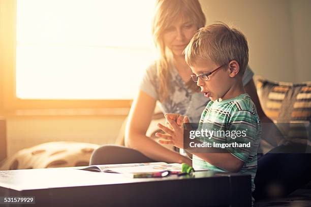 mother and son learning to count - counting stockfoto's en -beelden