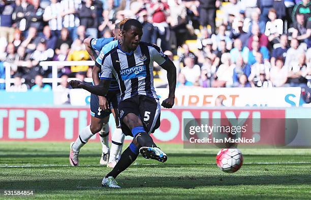 Georginio Wijnaldum of Newcastle United converts the penalty to score his team's third goal during the Barclays Premier League match between...