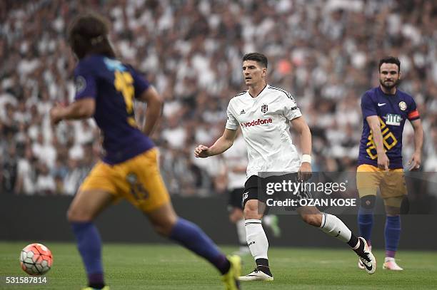 Besiktas' German forward Mario Gomez fights for the ball with Osmanlispor's Turkish defender Muhammed Bayir and Portuguese defender Tiago Pinto...