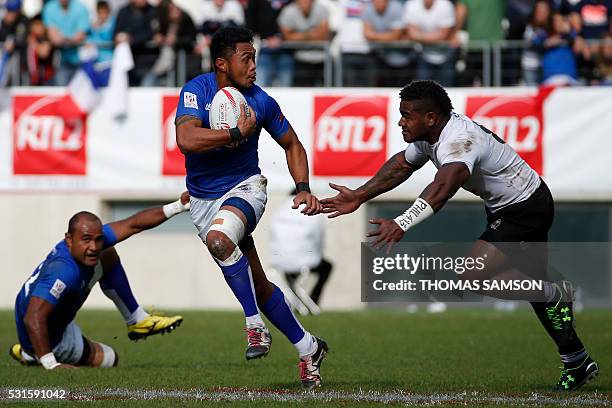 Samoa's Siaosi Asofolau runs with the ball during the HSBC Paris Sevens Series final rugby match between Samoa and Fiji, at the Stade Jean Bouin in...