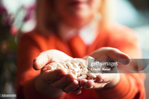 handful of pills - handvol stockfoto's en -beelden