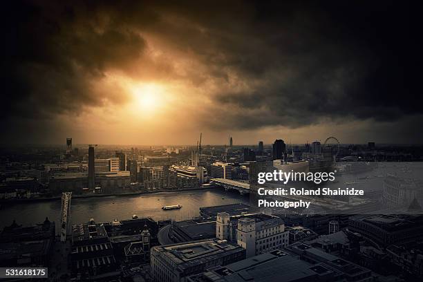 apocalypse under londons sky - doomsday photos et images de collection