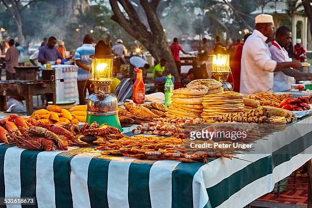 evening food markets at stone town - tanzania fotografías e imágenes de stock