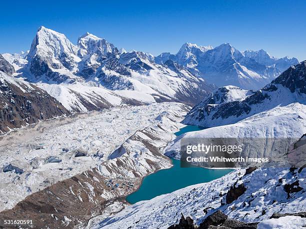 amazing himalayan view from gokyo ri, nepal - gokyo valley stock pictures, royalty-free photos & images