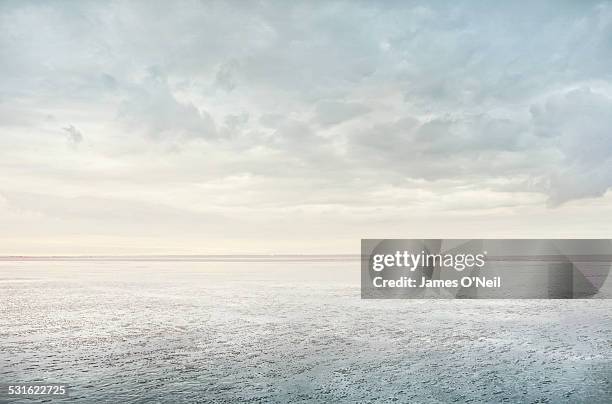 minimalist beach reflection - himmel wolken stock-fotos und bilder
