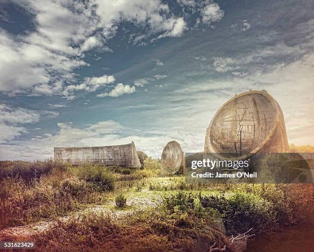 sound radars in dungeness - dungeness stock pictures, royalty-free photos & images