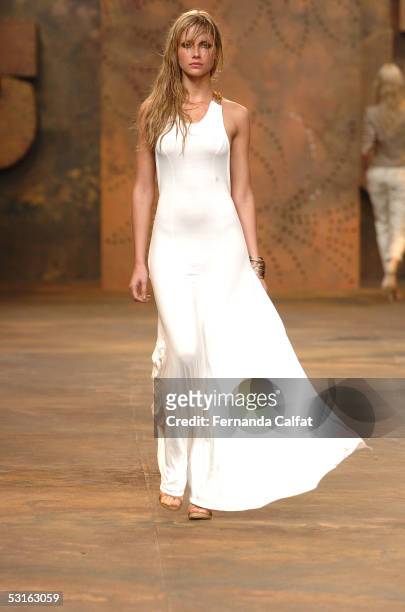 Model walks down the runway during the TNG Summer 2006 fashion show at Rio's Modern Art Museum during Rio Fashion Week on June 15, 2005 in Rio De...