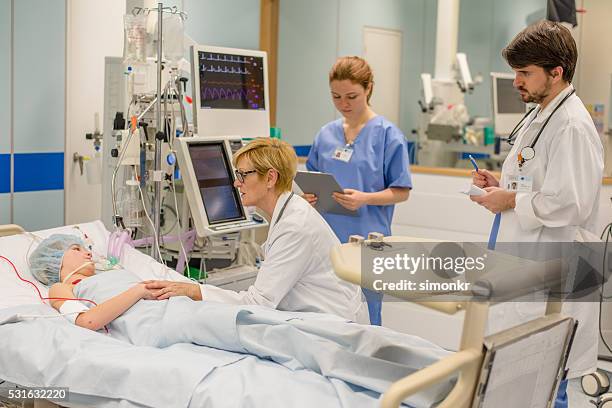 médicos a consolar - medicina-intensiva imagens e fotografias de stock