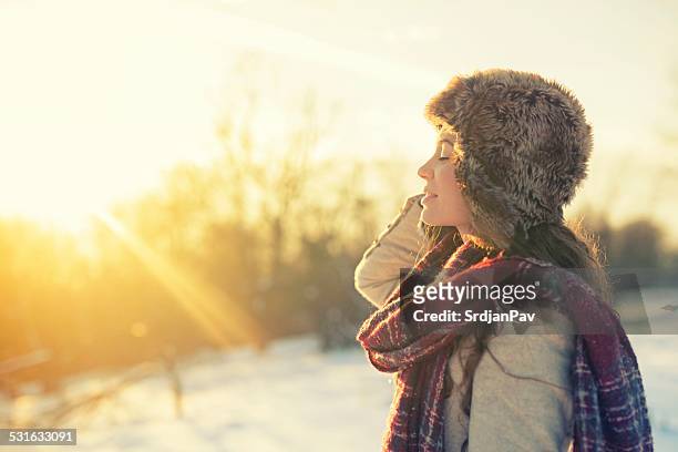 mujer disfrutando de un día de invierno en las montañas - january fotografías e imágenes de stock