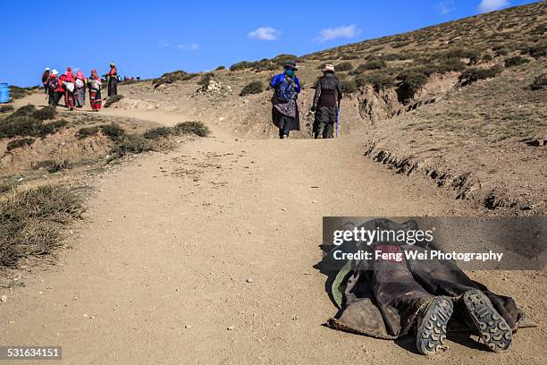 pilgrims doing kora around mt kailash in tibet - mt kailash fotografías e imágenes de stock