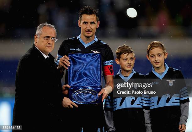 Lazio President Claudio Lotito and Miroslav Klose pose with the award ahead the farewell match before the Serie A match between SS Lazio and ACF...