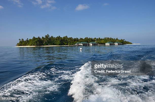 embudhu island from a boat - male maldives ストックフォトと画像