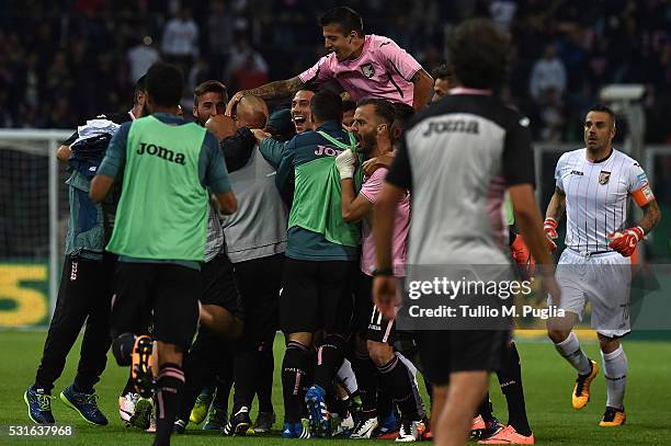 Enzo Maresca celebrates with team mates after scoring his team's second goal during the Serie A match between US Citta di Palermo and Hellas Verona...