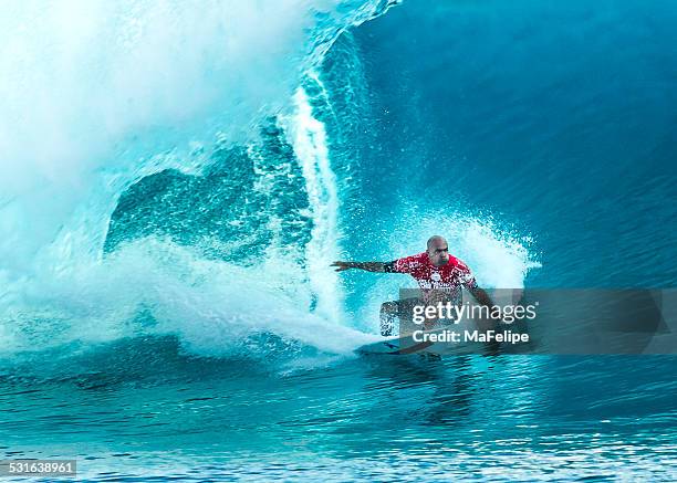 surfer kelly slater surfen 2014 altwasser pro tahiti - surf tube stock-fotos und bilder