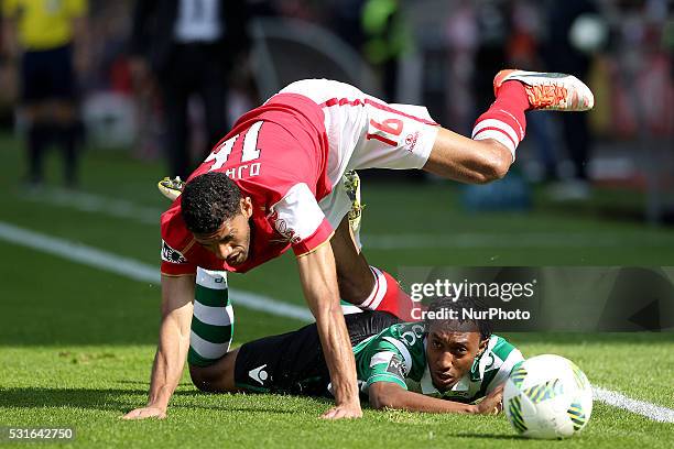 Braga's Brazilian defender Djavan vies with Sporting's Portuguese forward Gelson Martins during the Premier League 2015/16 match between SC Braga and...