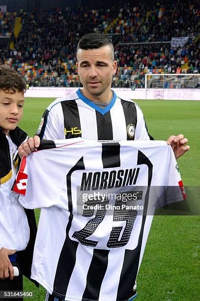 Antonio Di Natale of Udinese Calcio says goodbye to the fans after his last game, the Serie A match between Udinese Calcio and Carpi FC at Stadio...