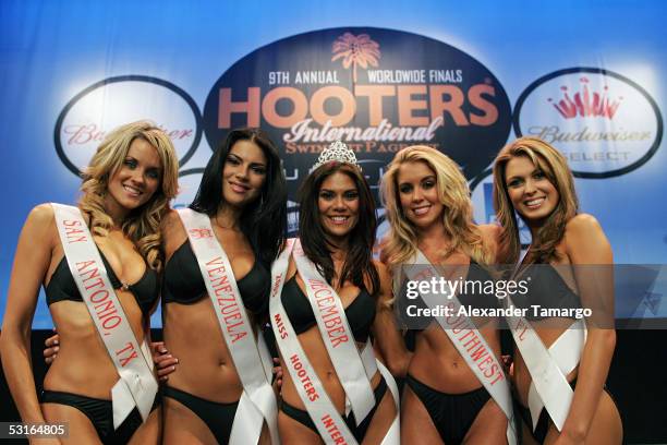 The five finalists Stacie Burns, Ambar Martinez, Miss Hooters International 2005 Anna Burns, Sarah Coggin, Beverly Mullins pose at the 2005 Hooters...