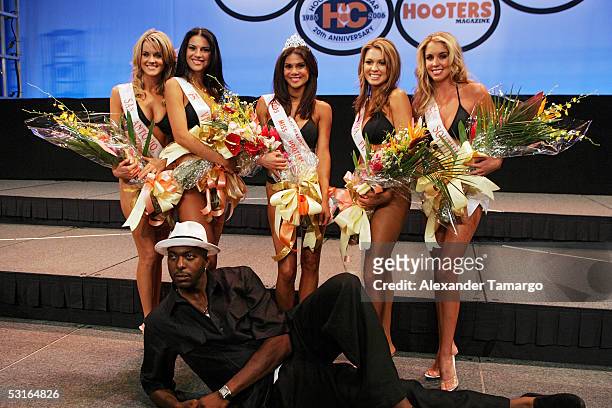 The five finalists Stacie Burns, Ambar Martinez, Miss Hooters International 2005 Anna Burns, Sarah Coggin, Beverly Mullins pose with John Salley at...