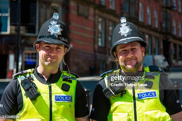 two friendly police officers - noordoost engeland stockfoto's en -beelden