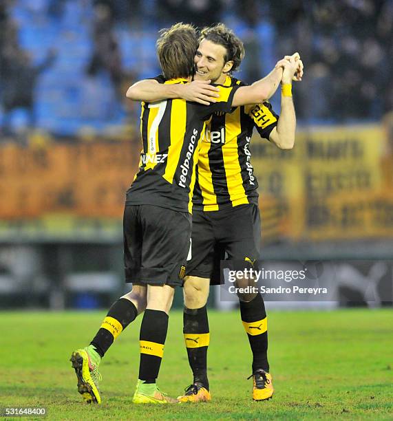 Hernan Novick and Diego Forlan of Peñarol celebrate the tying goal scored by Marcel Novick out of frame during a match between Peñarol and Nacional...