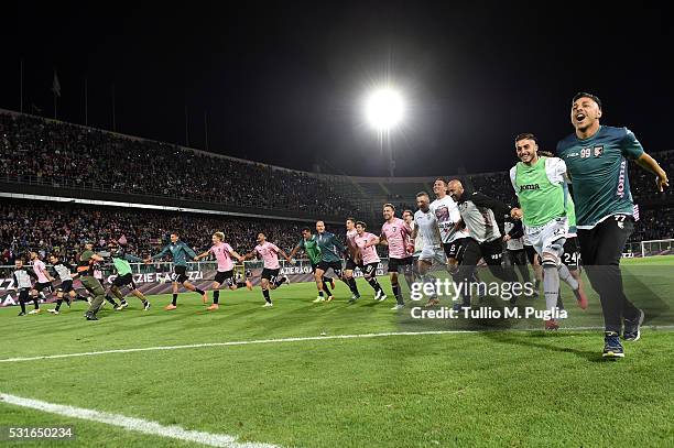 Players of Palermo of Palermo celebrate after winning the Serie A match between US Citta di Palermo and Hellas Verona FC at Stadio Renzo Barbera on...