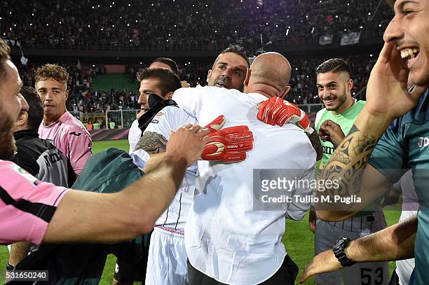 Stefano Sorrentino, goalkeeper of Palermo and head coach Davide Ballardini celebrate after winning the Serie A match between US Citta di Palermo and...