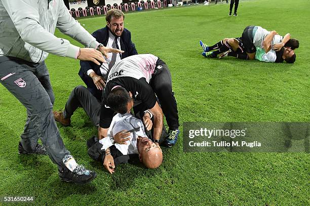 Head coach Davide Ballardini and other member of Palermo celebrate after winning the Serie A match between US Citta di Palermo and Hellas Verona FC...