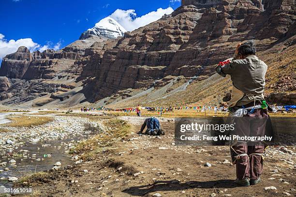 pilgrims doing kora around mount kailash, tibet - 朝聖節 個照片及圖片檔