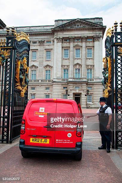 royal royal mail delivery to buckingham palace - buckingham palace gates stock pictures, royalty-free photos & images