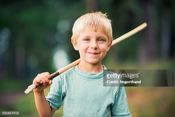 kleine junge spielt knight - albert krieger stock-fotos und bilder
