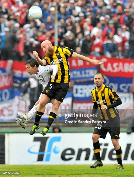 Marcel Novick of Peñarol and Sebastian Fernandez of Nacional fight for the ball during a match between Peñarol and Nacional as part of Torneo...