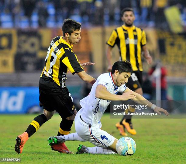 Diego Rossi of Peñarol and Jorge Fucile of Nacional fight for the ball during a match between Peñarol and Nacional as part of Torneo Clausura 2016 at...