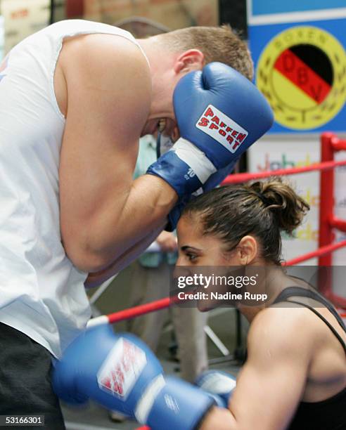 Alexander Dimitrenko and Susi Kentikian in action before the training session of Zsolt Erdei and Mehdi Sahnoune on June 29, 2005 in Hamburg, Germany....