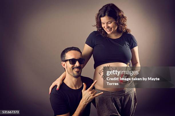 pregnant rock couple - rock'n roll imagens e fotografias de stock