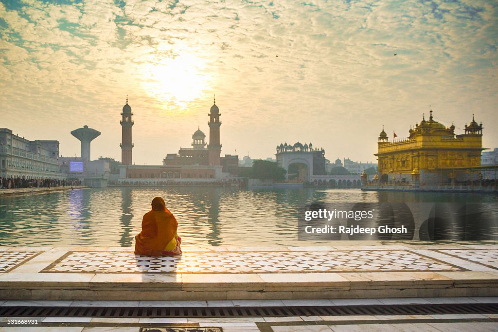 Woman pray at Golden temple