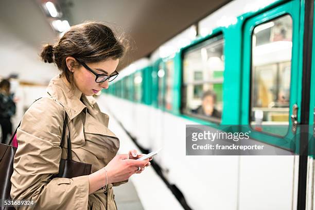 aspettare il treno alla stazione della metropolitana di parigi - subway train foto e immagini stock