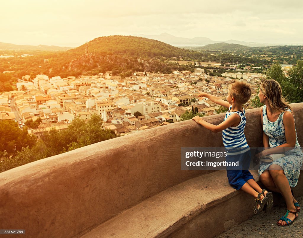 Mutter und Sohn schaut an mediterranen Blick auf Mallorca Stadt