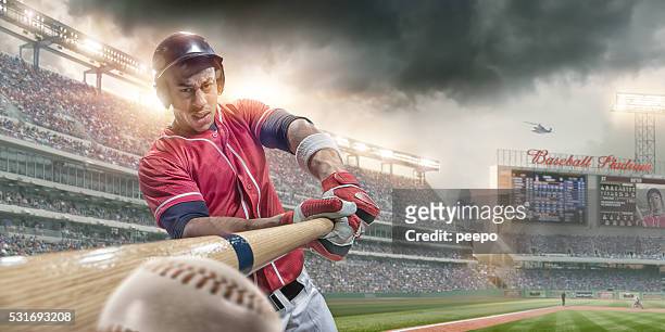 jugador de béisbol batear bola de acercamiento en el estadio de béisbol - jugador de béisbol fotografías e imágenes de stock