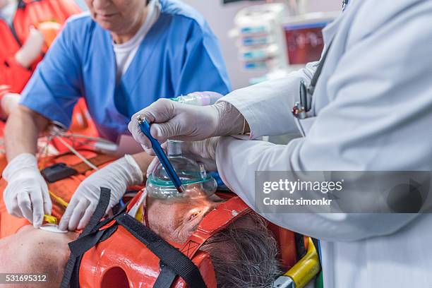 arzt und patienten in betrieb theater - atemhilfe stock-fotos und bilder