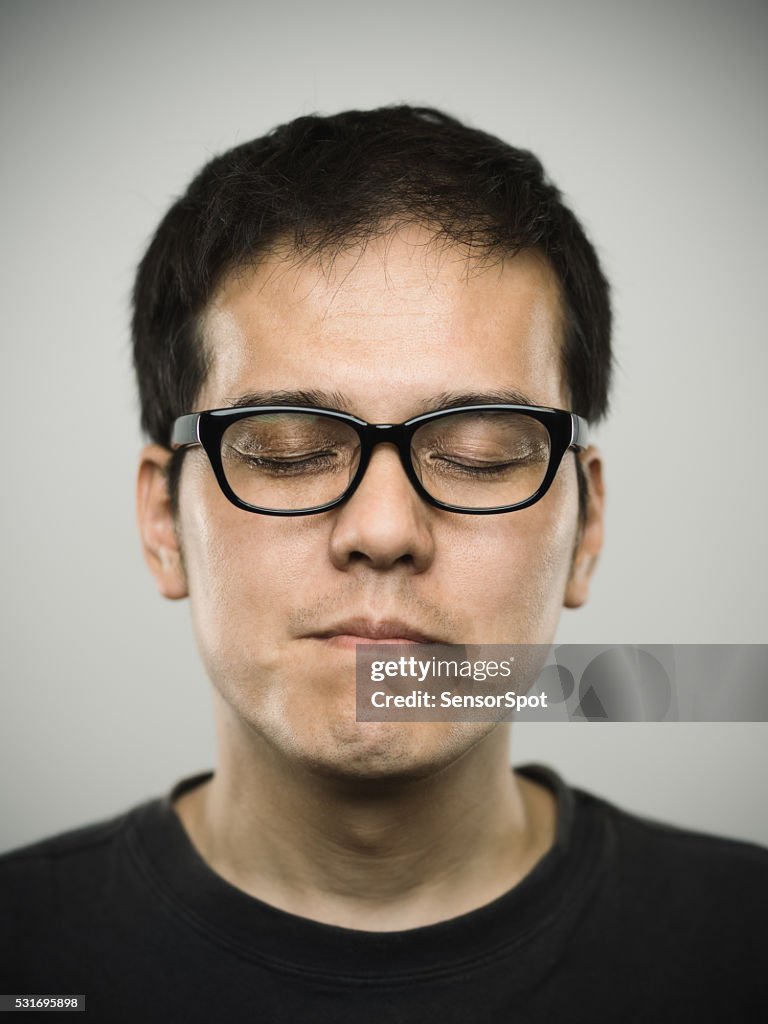 Porträt eines jungen japanischen Mann, Blick in die Kamera