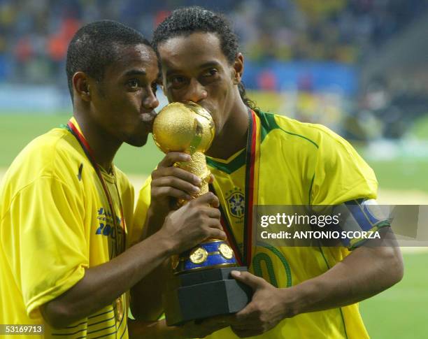 Germany: Brazilian forward Robinho and captain Ronaldinho kiss the trophy at the end of the 2005 FIFA Confederations Cup football final Brazil vs...