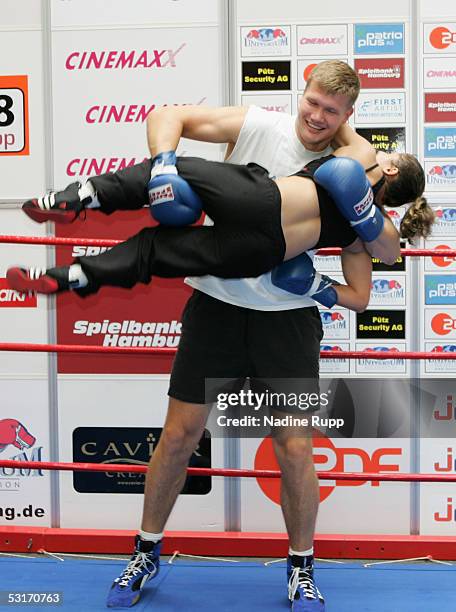 Alexander Dimitrenko and Susi Kentikian in action before the training session of Zsolt Erdei and Mehdi Sahnoune on June 29, 2005 in Hamburg, Germany....