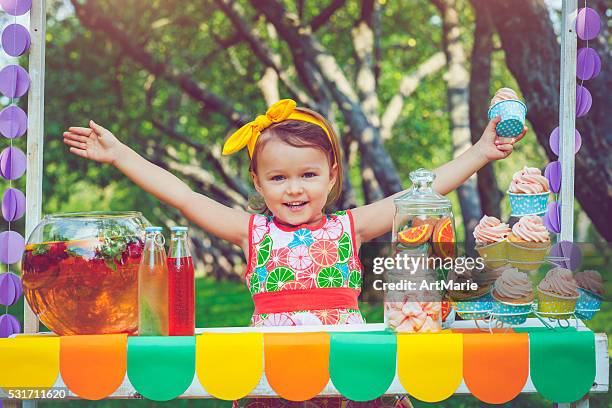 niño detrás tenderete de refrescos - cupcakes girls fotografías e imágenes de stock