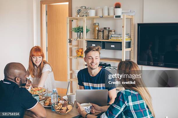 coliving é novo estilo de vida - parceiro de apartamento - fotografias e filmes do acervo