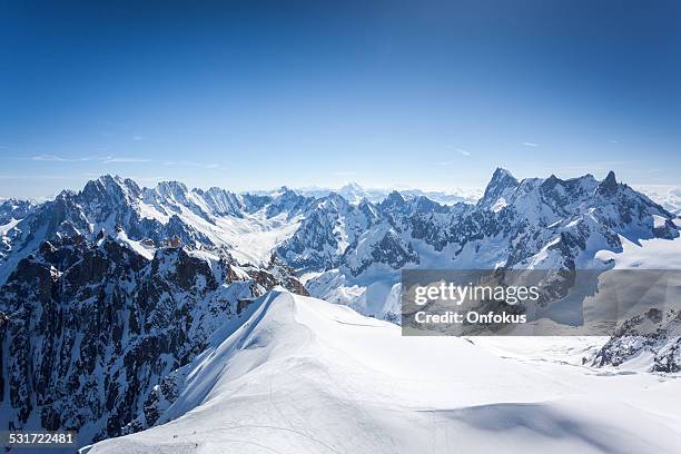vista dos alpes de montanha aiguille du midi, chamonix, frança - coberto de neve imagens e fotografias de stock