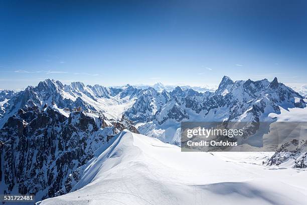 vista para os alpes de aiguille du midi, chamonix, frança - haute savoie - fotografias e filmes do acervo