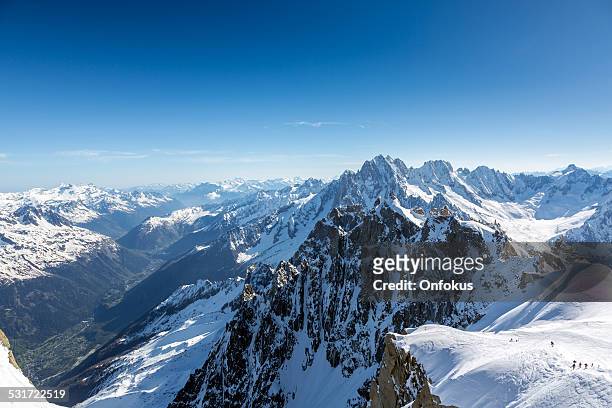 grupo de alpinistas vai na cimeira de mont blanc, chamonix, frança - aiguille de midi imagens e fotografias de stock