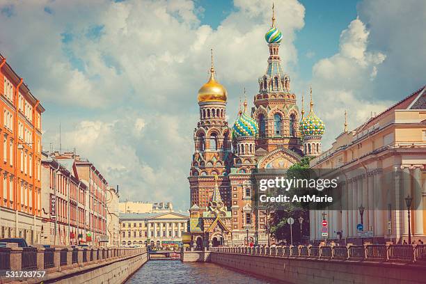 kirche des retters auf verschütteten blutes - sankt petersburg stock-fotos und bilder