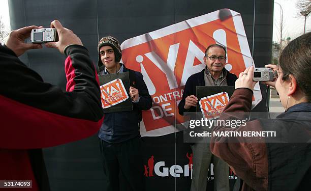 Transeuntes que pasaban por la plaza Baquedano se hacen fotografiar con el fondo de un cartel alusivo al Abuso de Poder en Chile, durante el...