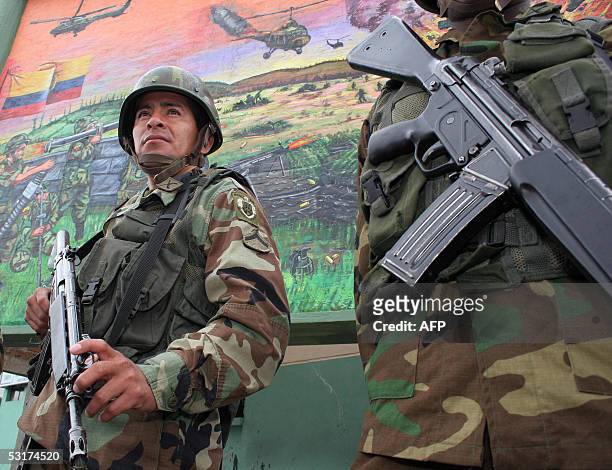 Tropas ecuatorianas custodian las afueras del batallon Mayor Galo Molina antes de una reunion entre altos mandos militares colombianos y ecuatorianos...